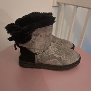 UGG Boots Women's 6 Snakeskin Print Bailey Bow Toe Short Black Fur Cozy Winter
